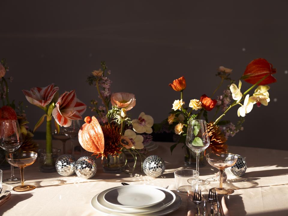 decoratie kersttafel met bloemen