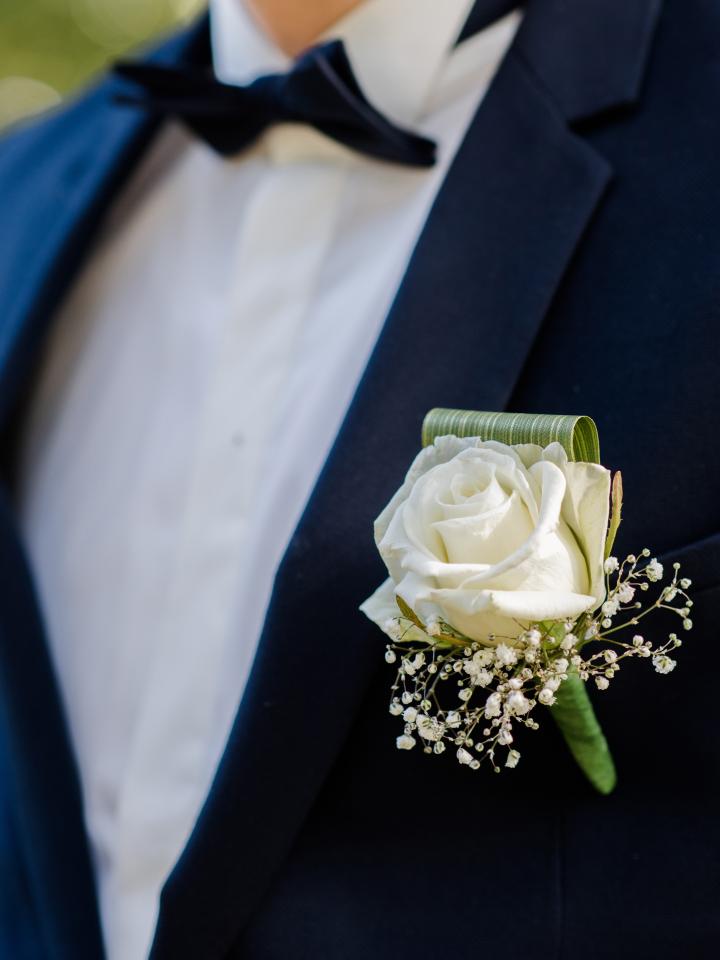 corsage bruiloft wit | klassieke corsage | corsage witte roos gipskruid