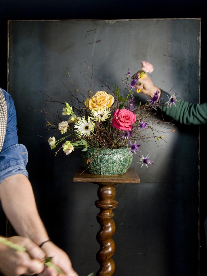 kleine bloemen bloemstuk wunderkammer