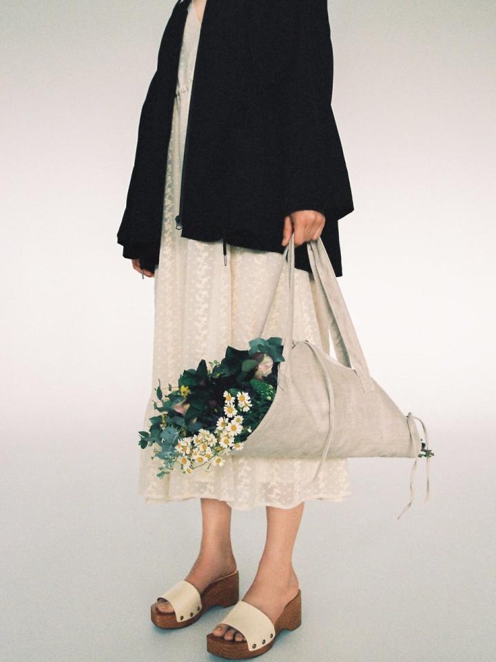 Must-have: A carry-on bouquet bag